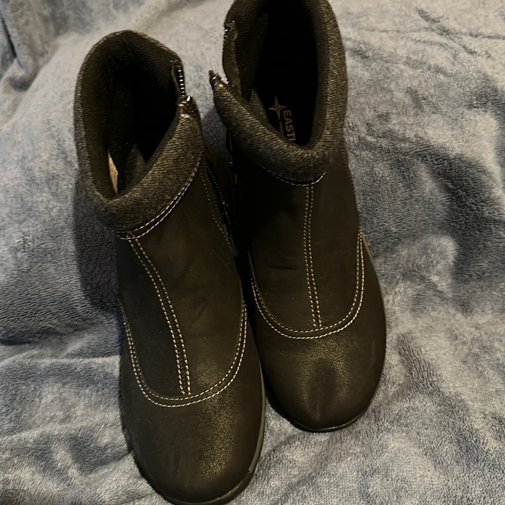 Eastland Bridget Ankle Boots. Soft and breathable fabric. Fully lined.